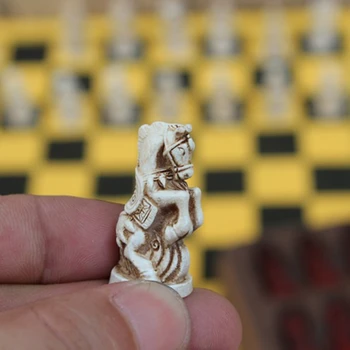 1 סט של שחמט יחודי עור קטנים לוח שחמט Qingbing כלי שחמט אופי ההורות מתנות בידור